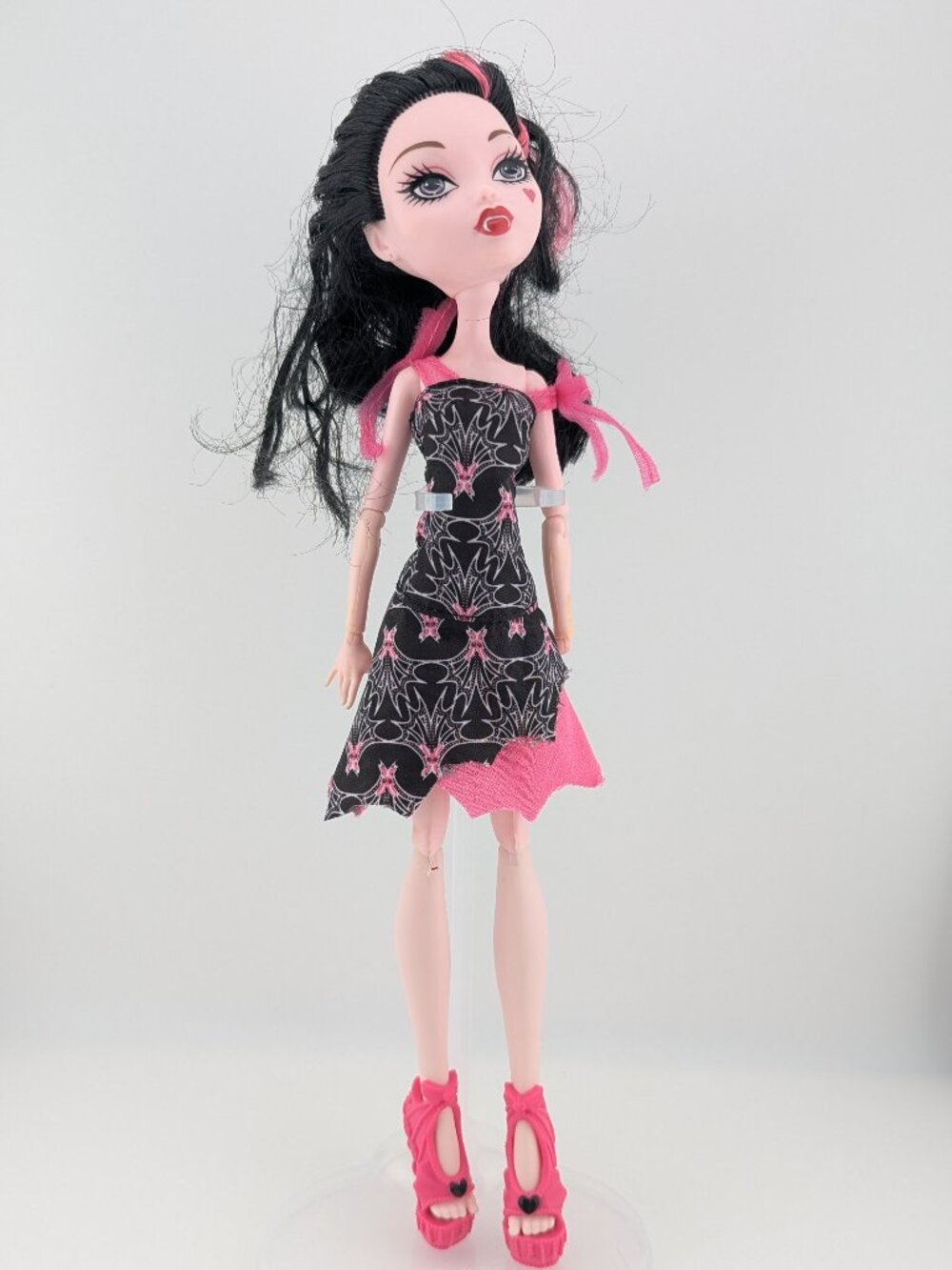 Monster High Draculaura Doll – Mattel 137 4HF2 – Black & Pink Dress + Shoes